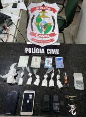 Após denúncia, homem com mandado de prisão por homicídio é preso com drogas em imóvel