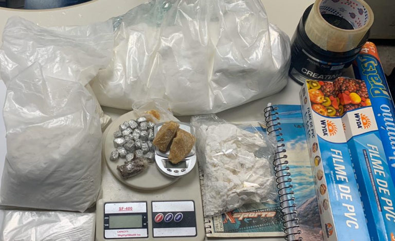 Polícia Civil apreende maconha, cocaína e crack com homem na Caucaia