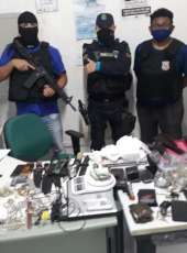 Polícias Militar e Civil prendem dupla e apreendem armas, drogas e munições em Itaitinga