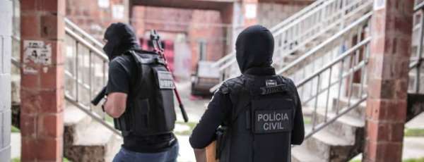Em Acao Rapida Policias Civil E Militar Capturam Suspeito De Matar Pai E Filho Em Beberibe Policia Civil Em Acao Rapida Policias Civil E Militar Capturam Suspeito De Matar Pai E Filho Em Beberibe Policia Civil