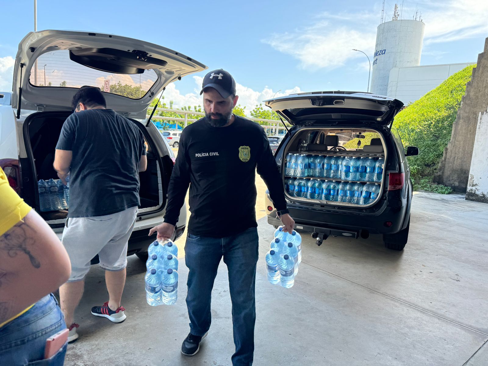 Em primeiro dia de campanha, Polícia Civil arrecada mais de 50 mil litros de água mineral para vítimas de enchentes no RS