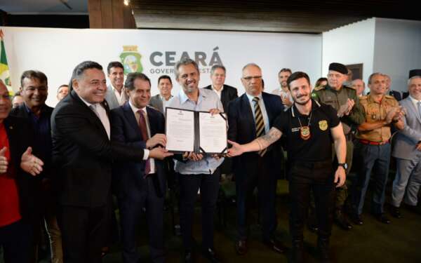Governo do Ceará garante princípio da paridade aos policiais civis do Estado 11 capa