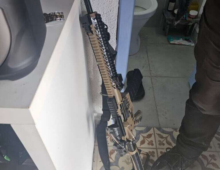 PCCE e PCSP: ação conjunta resulta na apreensão de fuzil, artefato explosivo, pistola e na intervenção policial de alvo de um grupo criminoso