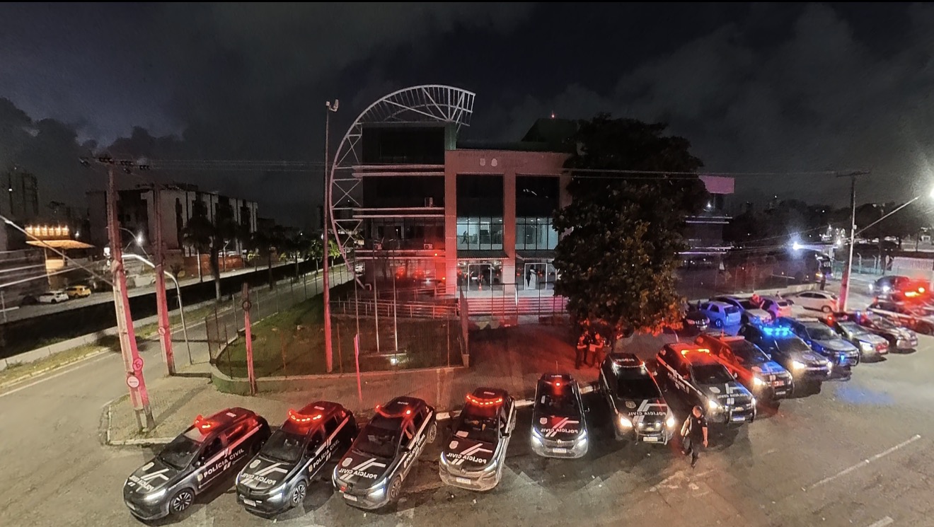 Polícia Civil deflagra operação e cumpre 56 mandados de prisão e 82 mandados de busca e apreensão contra integrantes de grupo criminoso